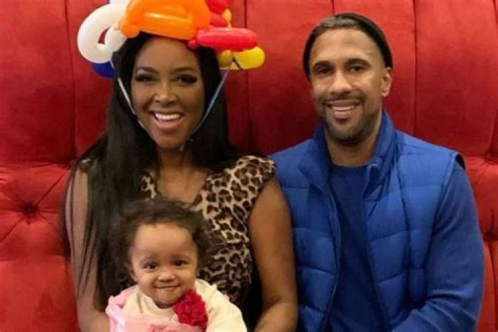Kenya Moore Looks The Happiest In Paris For Brookie’s First Anniversary